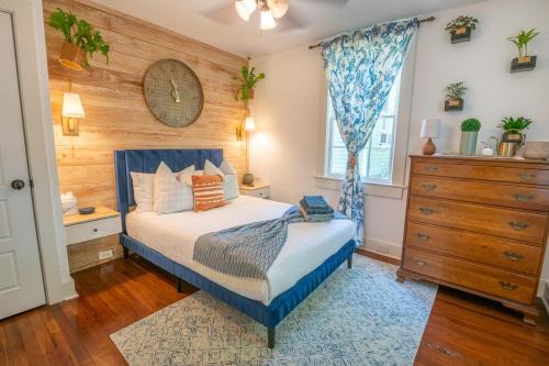 Pelican Hideaway - Charming Home & Entire Backyard
