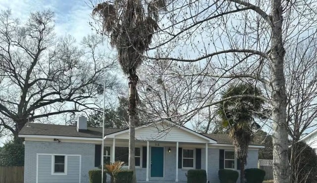 Pet-friendly 4-bedroom house AC and WIFI