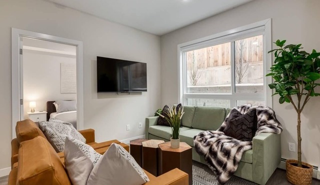 Pet Friendly Apartment w/Free Underground Parking in Calgary