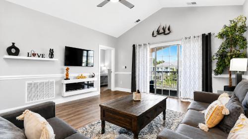 Pet-Friendly Luxury 3BR with Pool Sleeps 8 Near Beach