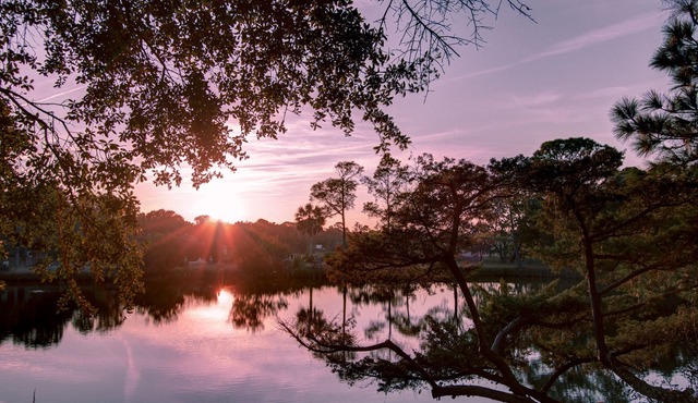 Pet Friendly Sleep 6 Fenced Yard - 2 Min Walk to Beach - Amazing Sunsets