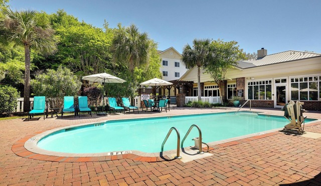 Pet-Friendly Suite w/Free Bfast– Enjoy Mount Pleasant Adventures Nearby