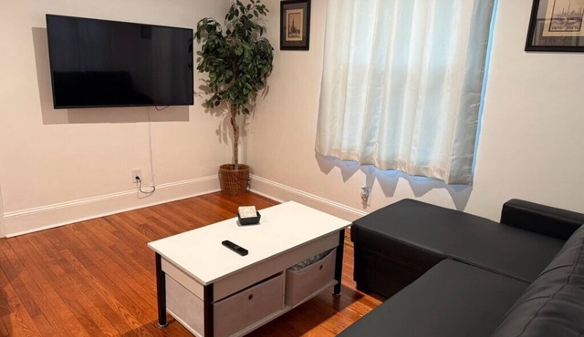 Plaid Pad - Stylish Modern Couples Retreat 12 mins to Airport & Downtown
