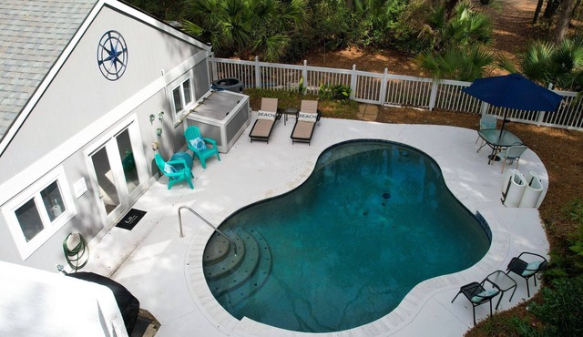 Pool heat included April 11 - May 30, and 4 beach cruiser bikes, too!