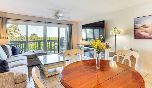 Poolside Fun & Ocean Strolls: Harbor Island Haven!