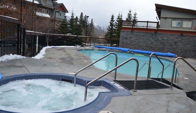 Premium 2 Bedroom, 2 Bath Condo w/central Air Conditioning- Lodges at Canmore in Canmore