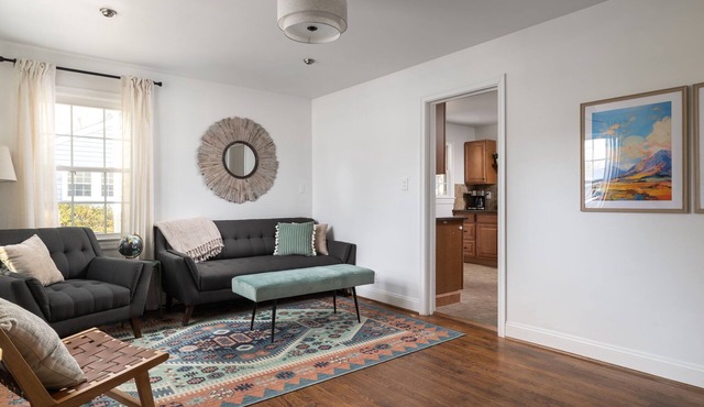 Prime Location, Charming Cottage - 2 Bedroom