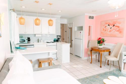 Private Balcony - Beach - Pool and Pickleball
