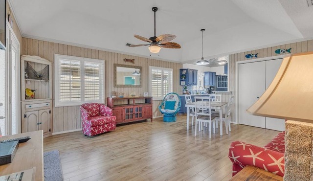 Private Seaside Cottage. Pool Access, Balcony, Outdoor Bar, Short Walk To Beach!