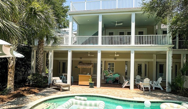 Pvt Pool & hot tub, huge backyard, 12beds, Sleeps18, 2 dens, chef kitchen!