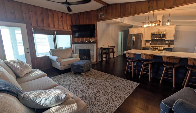 Quiet, comfortable 2BD, 2BA waterfront/lakefront house with AC in Lake Waccamaw