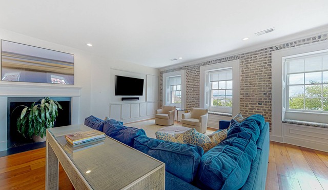 Rainbow Row Pied-À-Terre Condo in Charleston