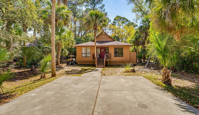 Relax at Sandpiper Cottage: Fripp Island Gem with Bikes, Golf Cart, Smart TVs, Deck, Pet-Friendly