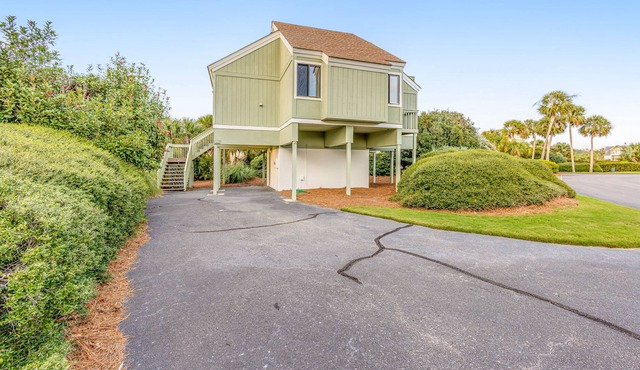 Renovated dog-friendly home with decks, marsh views & Seabrook amenity cards
