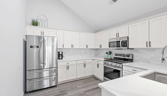 Renovated Gem/King Suite/20 Min to Charleston!
