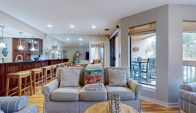 Romantic Marina View Condo w/Free WiFi, Balconies, Washer/Dryer, & Shared Pool