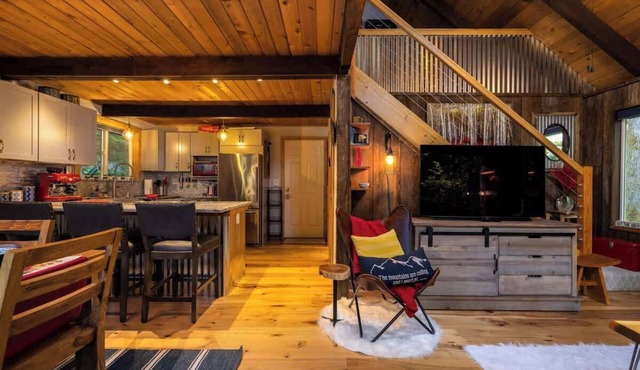 Romantic Mt. Baker Cabin with Hot Tub in Glacier