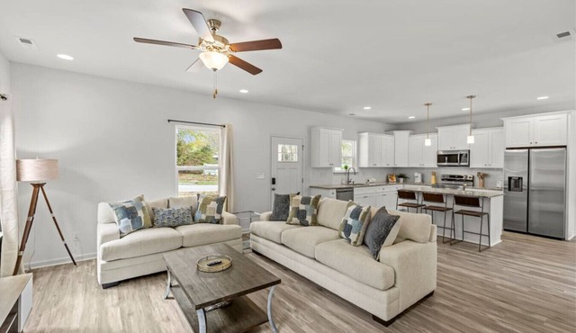 Roomy 3BR Sleeps 10+ <15m anywhere Free Parking