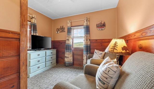 Rustic charm/Cozy comfort-1-bedroom cabin/Ozark view nestled by Bull Shoals Lake in Lead Hill