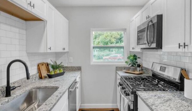 Salty Bottom Bungalow. Chic Renovated 3-bed, 2-bath in the center of Charleston!