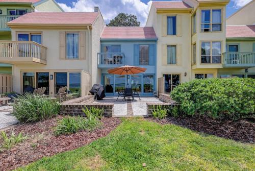 Schooner Court 705
