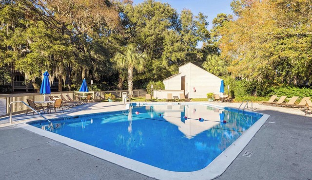 Sea Pines - Chic 2 BDR for 6, with Shared Pool, Near Harbortown!