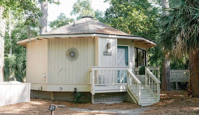 Sea Pines cottage dream, 5-minute walk to beach, pool, pet friendly