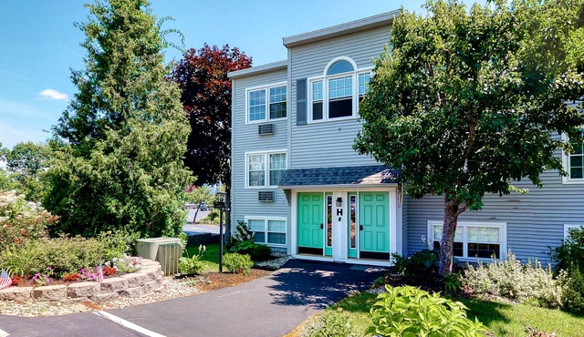 Second-floor, ocean-view condo w/ balcony & shared pool - walk to beach in Ogunquit