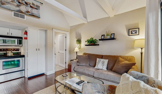 Second-floor villa with great lagoon views - steps from the beach