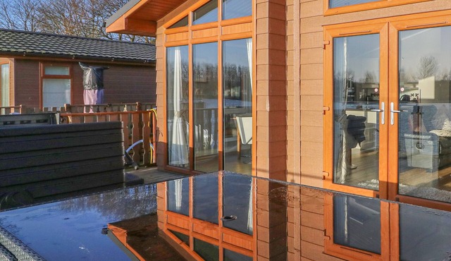 SHORE BEATS WORK - CAPENWRAY 10 in South Lakeland Leisure Village in Carnforth