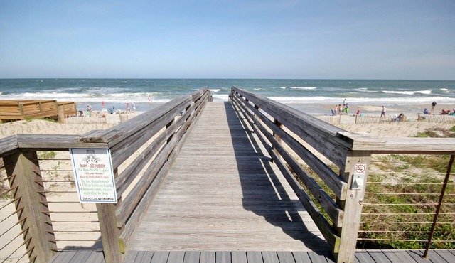 Short Easy Flat Walk to Beach - Pelican Watch 8a - Lakefront Villa w/Pool
