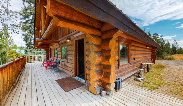 Side-by-side cabins with decks, 2 full kitchens, and free internet in Kamloops