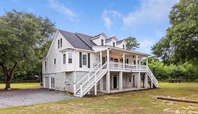 Six Mile Abode-5 Miles to Beach-Huge Yard