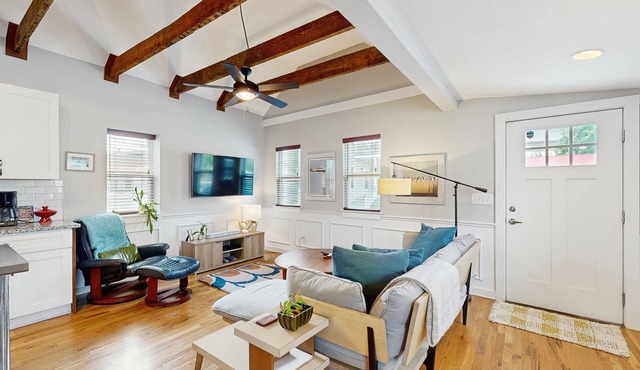 Sleek Cottage - High-Speed WiFi, Central AC, Private Deck - Walk to Restaurants