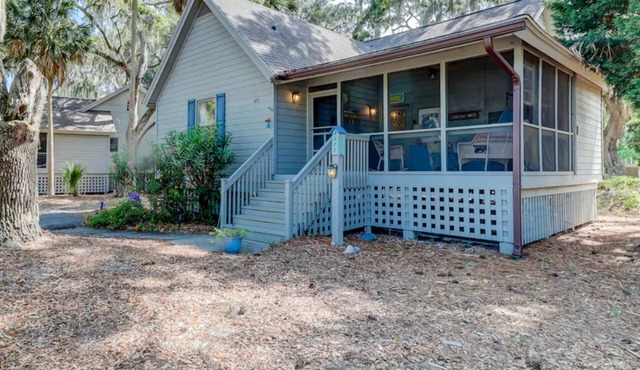 Snowbird-friendly island cottage with fairway views, lanai, & AC - dogs welcome