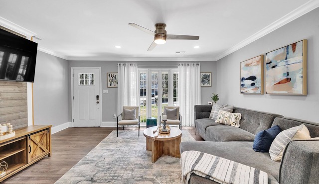Southern Charm - Spacious King 4BR, Fenced Yard, Kid & Pet Friendly