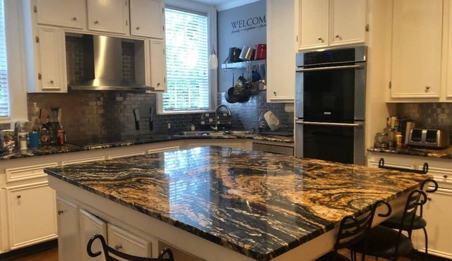 Spacious 10-bedroom house in tranquil Columbia with AC