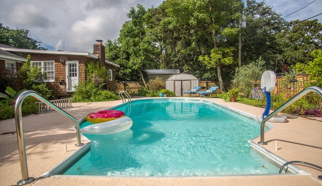 Spacious 3 bedroom with pool in quiet neighborhood