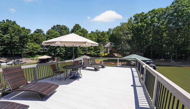 Spacious 4 BR Retreat Near Lake Norman With Deck