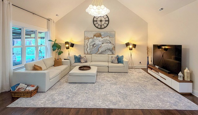 Spacious 5BR Home/Fenced Backyard/Fire pit/Fast Wi-Fi