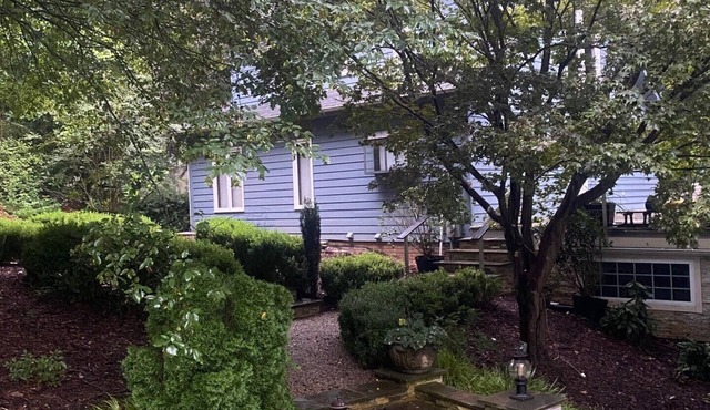 Spacious House on the lake 15 min from uptown Charlotte or CLT airport