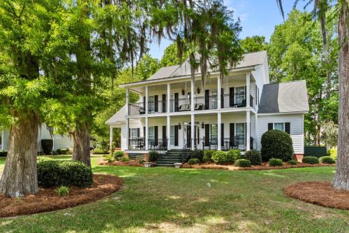 Spacious Lakefront home with a private pier located on the tranquil Lake Waccamaw Lake Escape