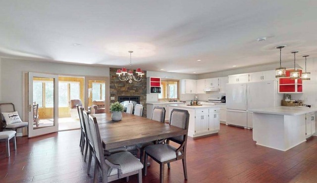 Spacious lakeside retreat near golf, trails & downtown, your perfect getaway! in Eagle River