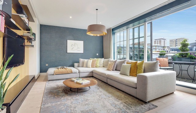 Spacious Modern Designer Soho Flat with AirCon, 24 Hour Concierge and Terrace in London