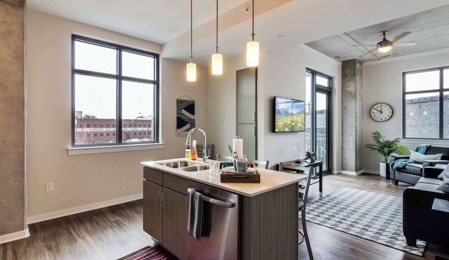 Spacious & Modern Stay near King St - Sleeps 6!