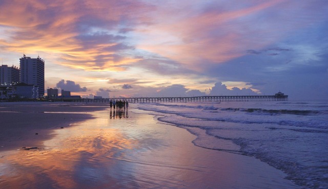 Spacious Oceanfront Resort with Onsite Restaurant, 5 Pools, 2 indoor Pools and Beach Access