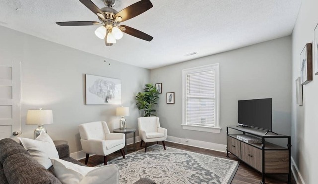 Spacious Updated 3 Bedroom Apartment