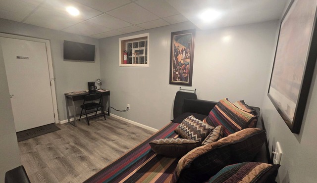 Stand Alone Studio, Free Off Street Parking, Walkable 2 Downtown, Beautiful Area in Cincinnati