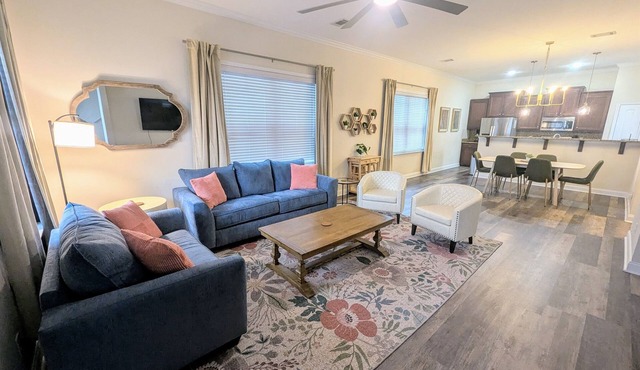 Starland Escape *Walkable with Off-street Parking*