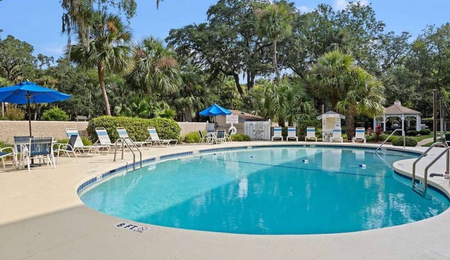 Stay Walk to Beach | Pool & Hot Tub + Full Kitchen